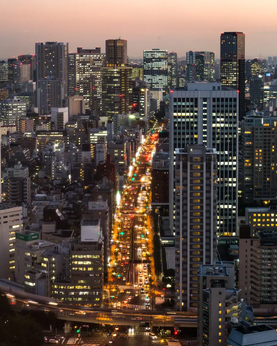 Tokio Stadtpanorama bei Sonnenuntergang Ein atemberaubendes Panorama von Tokio bei Sonnenuntergang. Die Stadt ist erleuchtet.