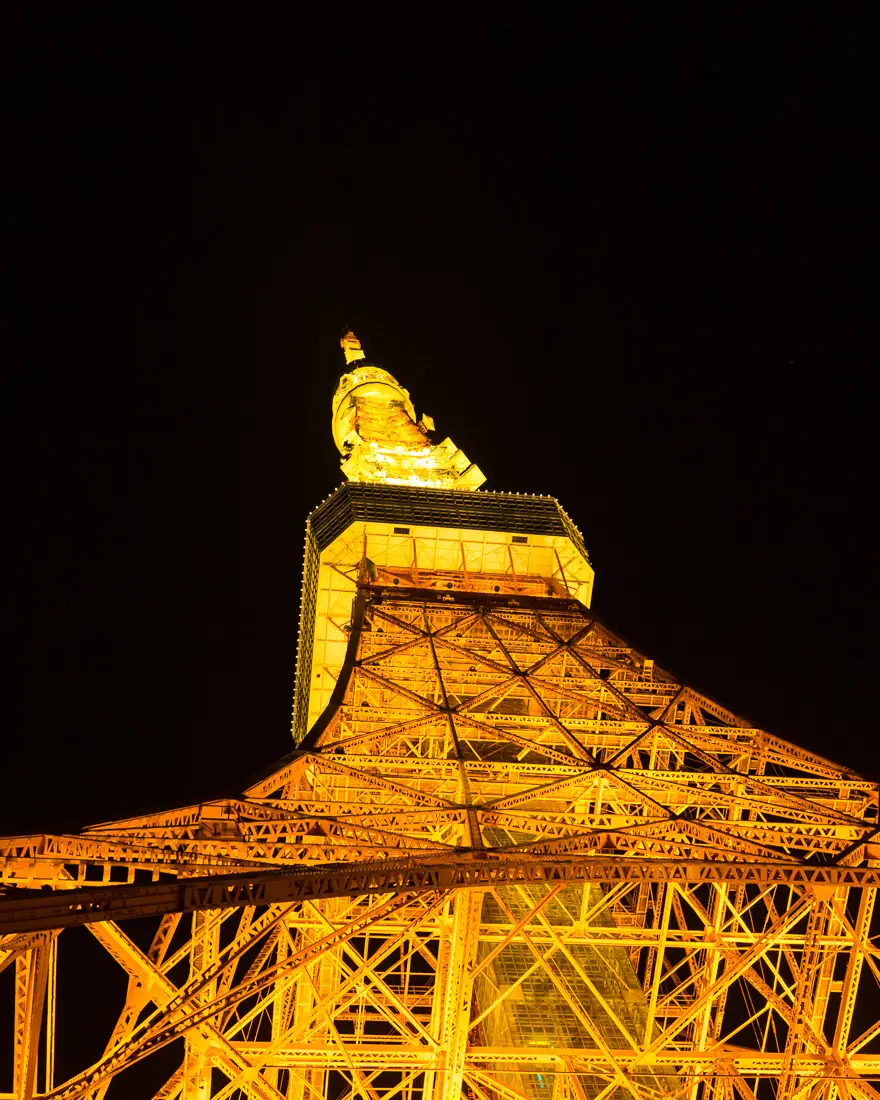 Tokyo Tower bei Nacht in gelber Beleuchtung Ein beeindruckendes Nachtfoto der Tokyo Tower