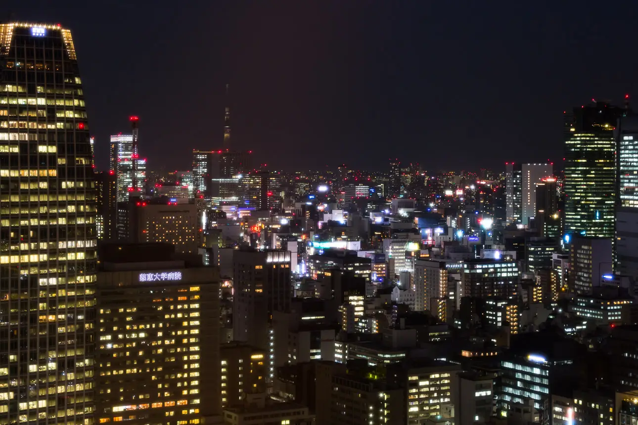 Tokio bei Nacht, ein Meer von Lichtern Ein Panorama von Tokyo bei Nacht mit vielen hell erleuchteten Gebäuden.