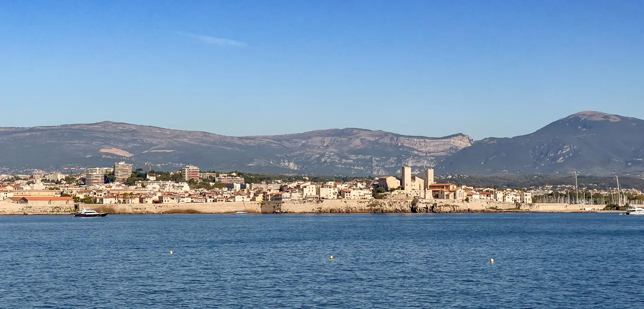 Kleine Stadt am Wasser. Blick auf die Küstenstadt mit Bergen.