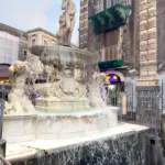 Ein schöner Brunnen mit Statuen in einer italienischen Stadt. Der Brunnen hat mehrere Ebenen und fließt über.