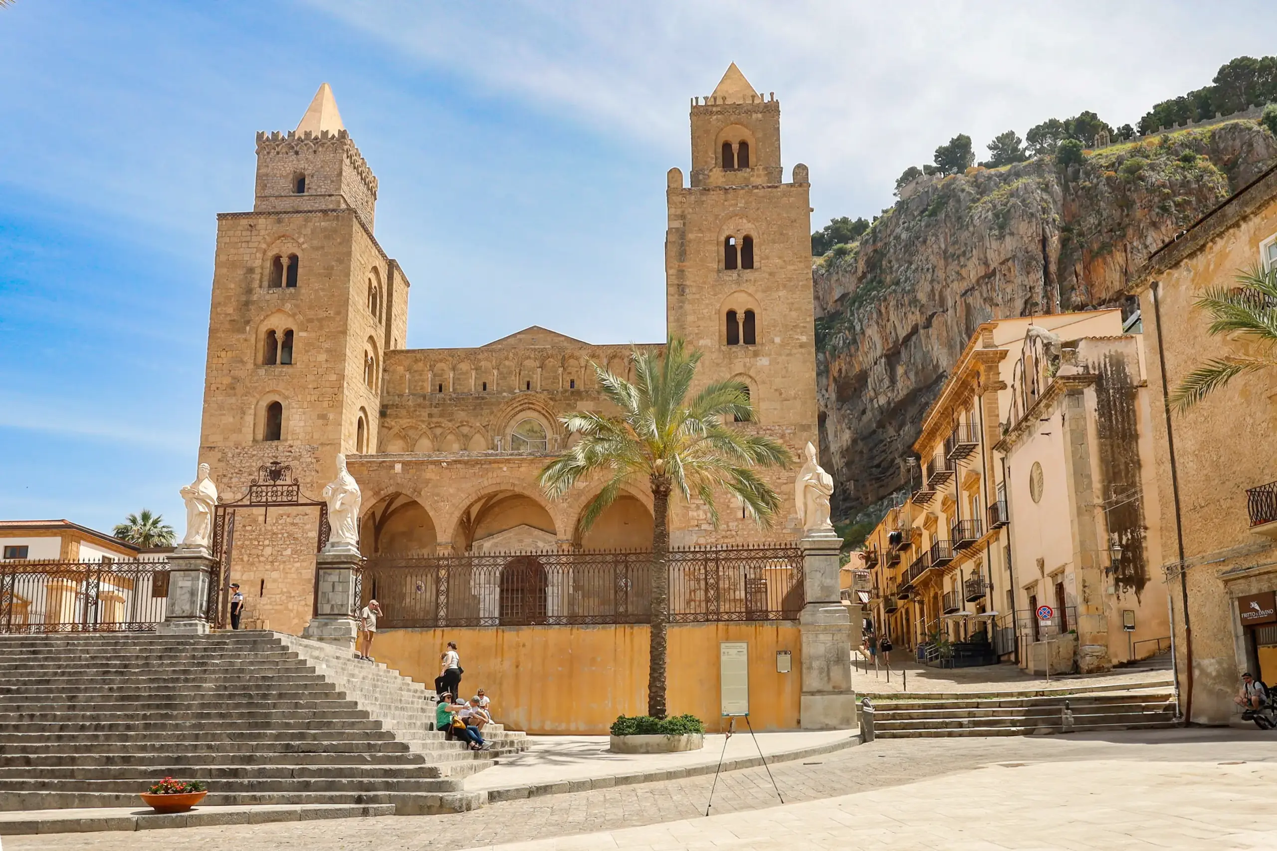 Die Kathedrale von Monreale auf Sizilien, Italien. Eine beeindruckende Kathedrale mit zwei Türmen.